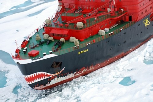 Tàu phá băng Yamal của Nga hoạt động ở Bắc Băng Dương, Bắc Cực