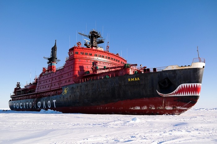 Tàu phá băng hạng nặng Yamal nhìn từ bên ngoài