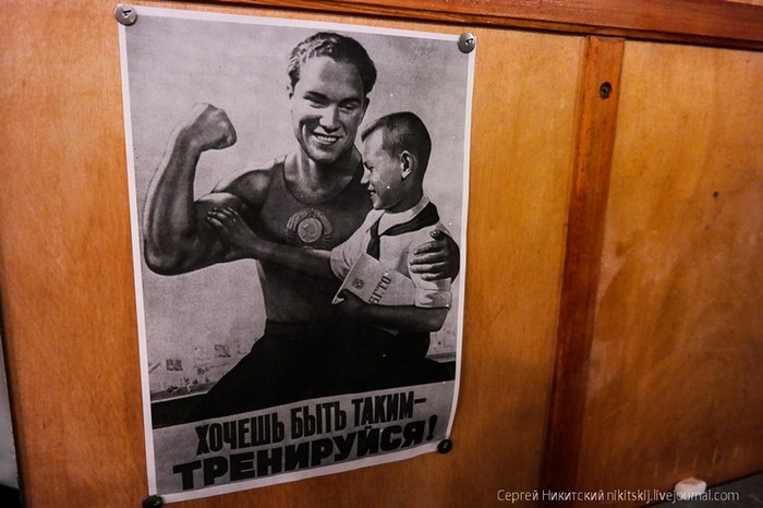 Một bức ảnh treo trong phòng tập thể dục của tàu Yamal với nội dung &quot;muốn khỏe như vậy phải rèn luyện&quot;