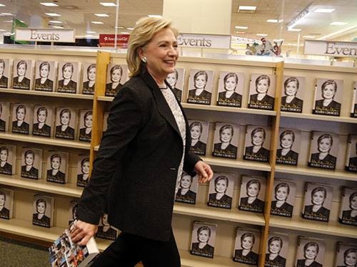 Bà Hillary Clinton và cuốn sách dạng hồi ký mới phát hành