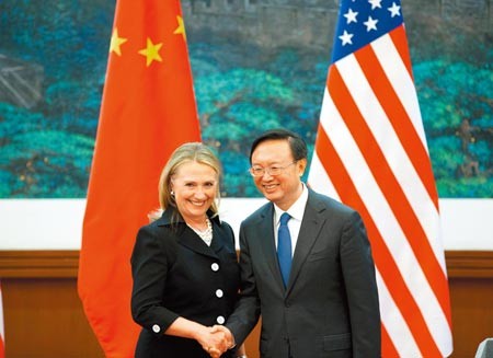 Bà Hillary Clinton (bên trái) đang bắt tay cựu Ngoại trưởng Trung Quốc Dương Khiết Trì trong chuyến thăm đến Bắc Kinh ngày 5/9/2012 (ảnh tư liệu)