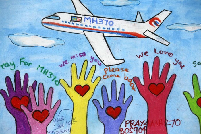 Cho đến giờ chiếc máy bay MH370 vẫn chưa tìm thấy xác, người ta vẫn cầu nguyện cho nó quay trở về dù biết đó là điều vô vọng