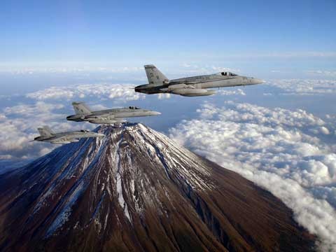 Máy bay chiến đấu của Lính thủy đánh bộ Mỹ bay trên vùng trời Iwakuni