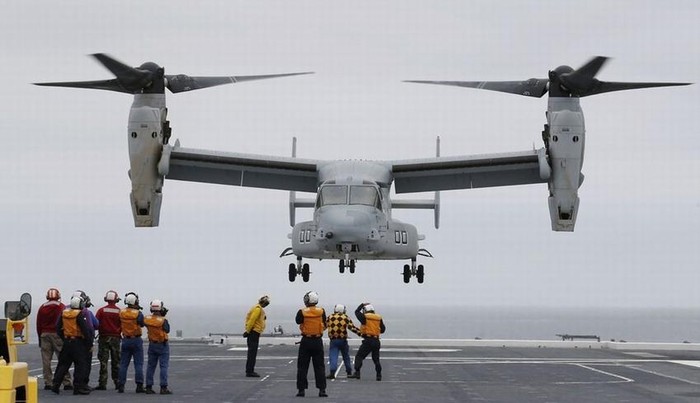 Ngay 14 tháng 6 năm 2013, Mỹ-Nhật tập trận chung: Máy bay vận tải MV-22 Osprey Mỹ hạ cạnh trên tàu sân bay trực thăng Hyuga Nhật Bản
