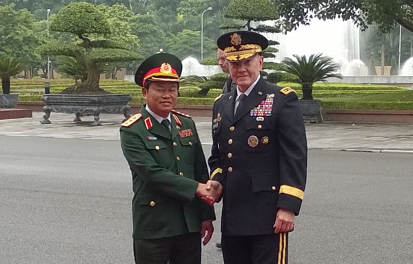Tổng tham mưu trưởng Quân đội nhân dân Việt Nam, Thượng tướng Đỗ Bá Tỵ chào đón Chủ tịch Hội đồng tham mưu trưởng liên quân Mỹ, Đại tướng Martin Dempsey