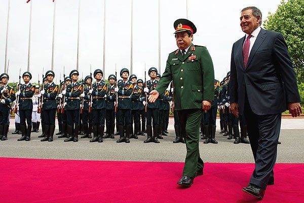 Tháng 6 năm 2012, Bộ trưởng Quốc phòng Mỹ khi đó Leon Panetta thăm Việt Nam