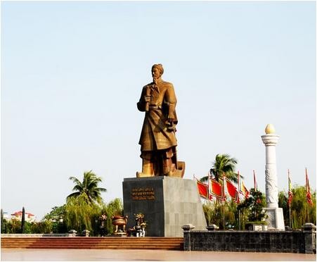 Tượng đài Quốc công tiết chế Trần Quốc Tuấn tại TP. Nam Định