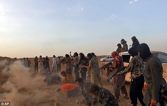 Lực lượng cực đoan ISIS hành quyết binh lính Syria sau khi tấn công một căn cứ không quân (ảnh AP)