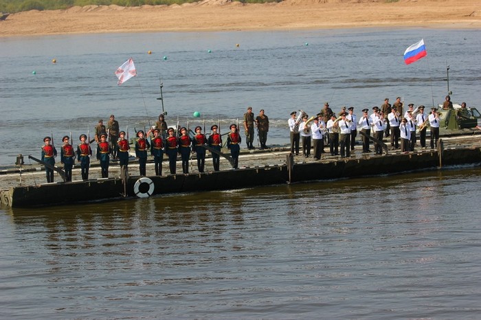 Đội quân nhạc tham gia cử hành sau khi cầu được bắc hoàn thành và đón các quan chức theo dõi diễn tập