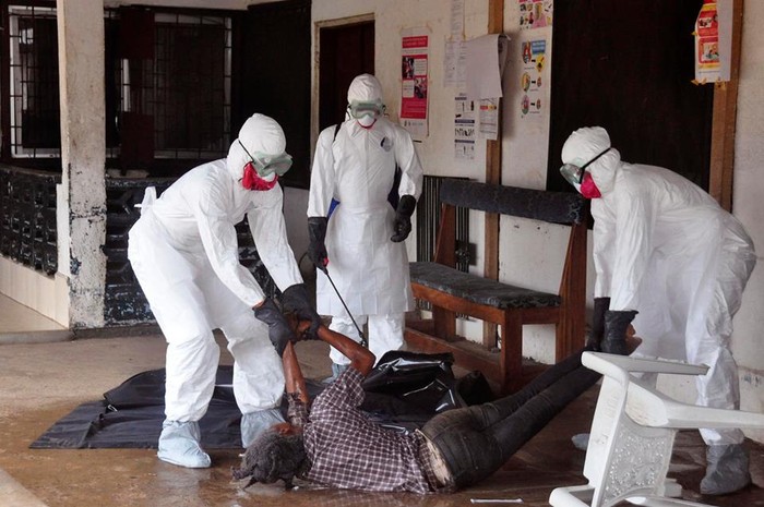 Hình ảnh này được chụp vào16/9/2013, tại thủ đô Monrovia của Liberia: các nhân viên y tế đang thu dọn thi thể của một bệnh nhân vừa qua đời vì Ebola. (nguồn BBC)