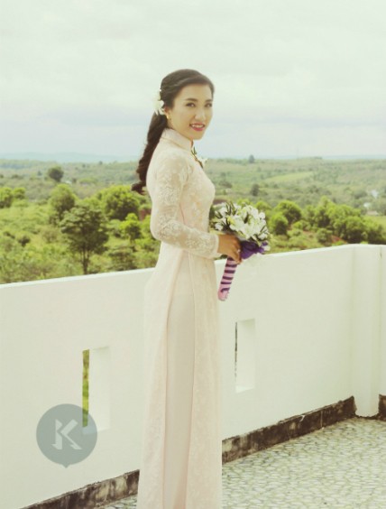 Cô dâu Việt Hà thon gọn, xinh xắn trong chiếc áo dài mơ ước một thủa. Ảnh: NVCC