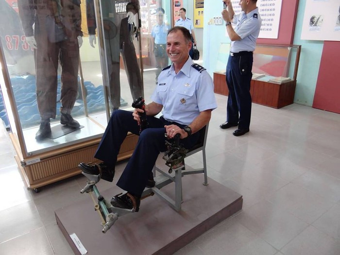 Một sỹ quan Mỹ chụp hình với hiện vật ghế ngồi phi công trên máy bay của VN