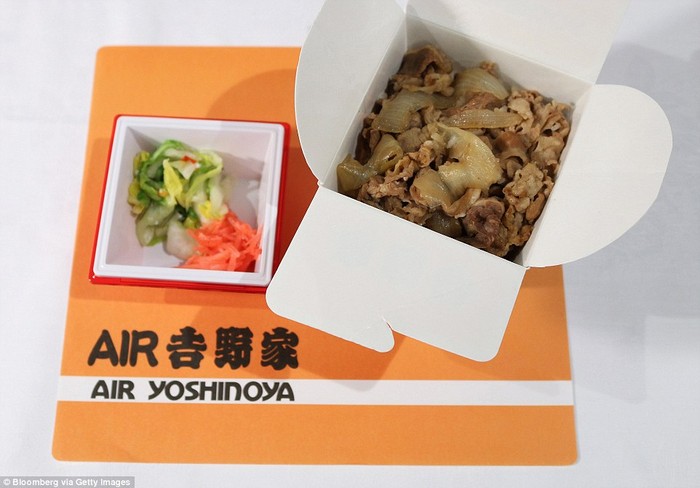 Hãng hàng không Nhật Bản phục vụ các món ăn truyền thống với cơm và thịt bò.
