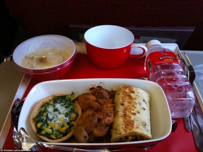 Hãng hàng không Kingfisher Airlines ,Ấn Độ không còn phục vụ bữa ăn trên máy bay là món thịt gà tẩm bột cà ri, bánh mì mà thay vào đó là món rau bina trộn phô mai và bánh gạo tráng miệng.