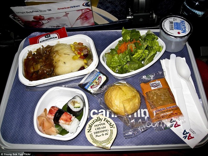 American Airlines phục vụ các khách hàng trong chuyến bay từ New York đến Tokyo hai miếng sushi, thịt sốt và salad, lát gừng ngâm.