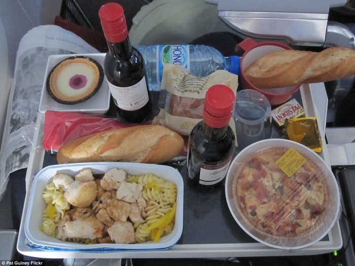 Bữa ăn của Air France có mì xào gà, rượu vang đỏ, bánh mì, chai nước và bánh ngọt để tráng miệng.