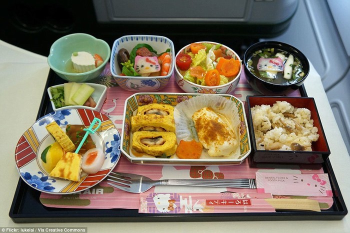 Hãng hàng không Đài Loan EVA Airways phục vụ bữa ăn sáng với đậu phụ, súp miso, cà chua và salad rau, tamagoyaki (trứng tráng Nhật Bản), cơm, dưa chua, tôm với bông cải xanh và nấm.