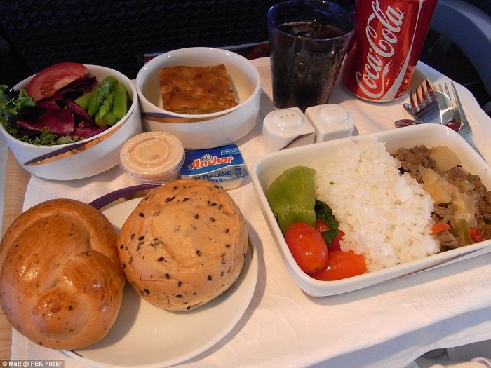 Một bữa ăn nhẹ của máy bay hạng thương gia từ hãng TransAsia Airways, Đài Loan, Trung Quốc bao gồm: rau, thịt bò xào, món salad lá, cà chua, măng tây và hai bánh mì.