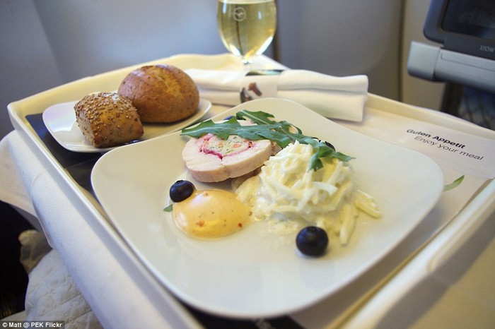 Khách đi vé hạng thương gia của hãng Lufthansa (Đức) được phục vụ bữa ăn khá đơn giản với gà cuộn hoa hồng, ăn kèm với món salad kem su hào, quả việt quất.Thêm vào đó, còn có một ly rượu vang trắng và hai mẩu bánh mì.