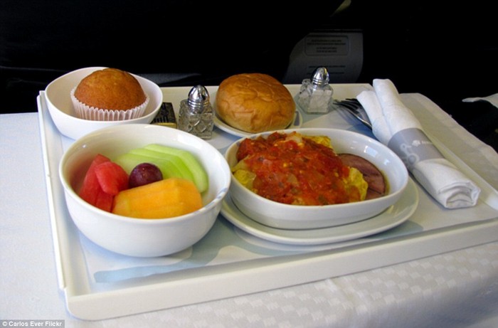 Bữa sáng của hãng hàng không Aero Mexico, Mexico được phục vụ ngon lành, bắt mắt với màu sắc hấp dẫn của giăm bông, salad xoài, dưa hấu, một quả nho và một cuộn bánh mì.
