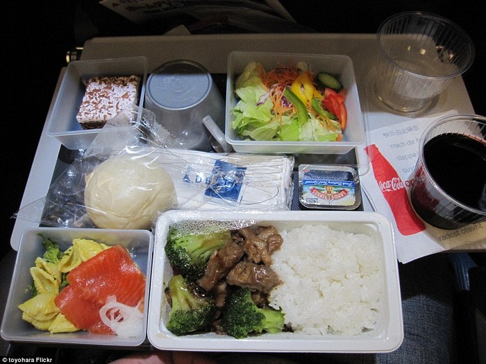 Hương vị bữa ăn đậm chất Nhật Bản của hãng hàng không Delta Airlines, Mỹ phục vụ hành khách bắt đầu là món sashimi cá hồi, mì ống, cơm trắng với súp lơ xanh, bắp cải tím, cà rốt và thịt bò hoặc thịt gà sốt. Đồ tráng miệng là một chiếc bánh ngọt nhỏ.