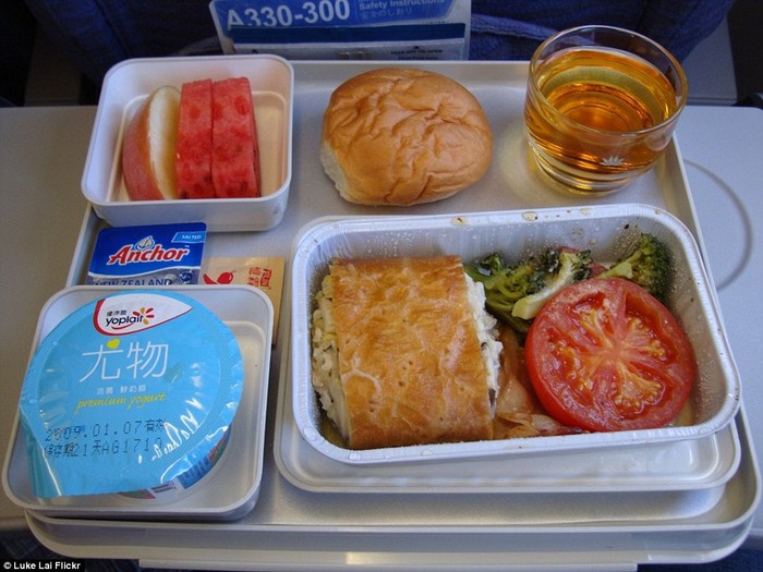 Bữa ăn phục vụ trên chuyến bay của hãng Vietnam Airline từ Taoyuan, Đài Loan đến Thành phố Hồ Chí Minh, Việt Nam. Thực đơn gồm sữa chua, 3 lát trái cây và món bánh ăn kèm với cà chua và bông cải xanh.