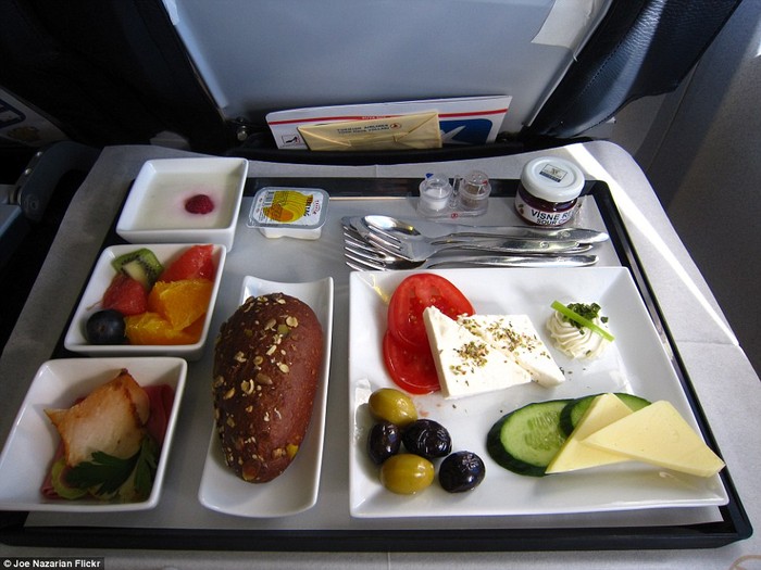 Thực đơn trên chuyến bay của hãng hàng không Thổ Nhĩ Kỳ gồm giăm bông, bánh mì cuộn, dưa chuột và salad cà chua với phô mai và ô liu. Ngoài ra, còn có salad trái cây và một khẩu phần sữa chua hoặc kem chua.