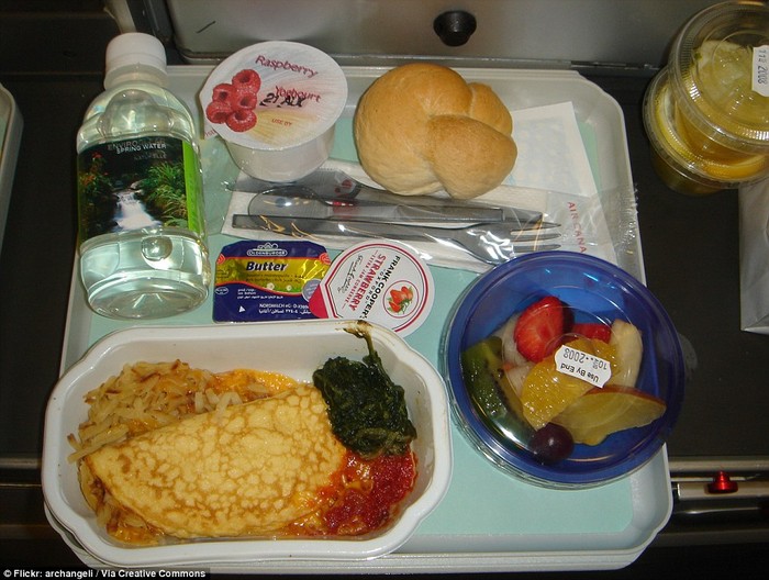 Khách đi vé hãng phổ thông chuyến bay của hãng Air Canada được phục vụ món trứng tráng, rau chân vịt và nước sốt cà chua. Ngoài ra còn có món trái cây trộn sữa chua.