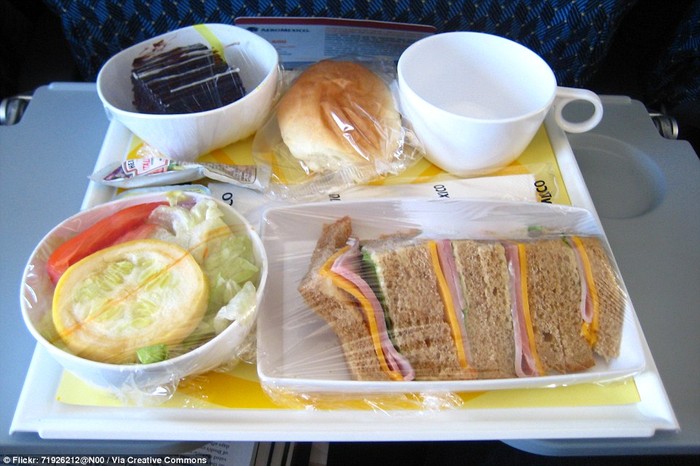 Hãng Aero Mexico chuyến từ New York đến Mexico phục vụ bữa trưa trên máy bay gồm cơm giăm bông và bánh mì pho mát, salad, bánh sô cô la và bánh mì cuộn.