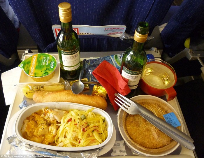 Bữa ăn của hãng Air France có mì xào gà, rượu vang đỏ, bánh mì và bánh ngọt để tráng miệng.