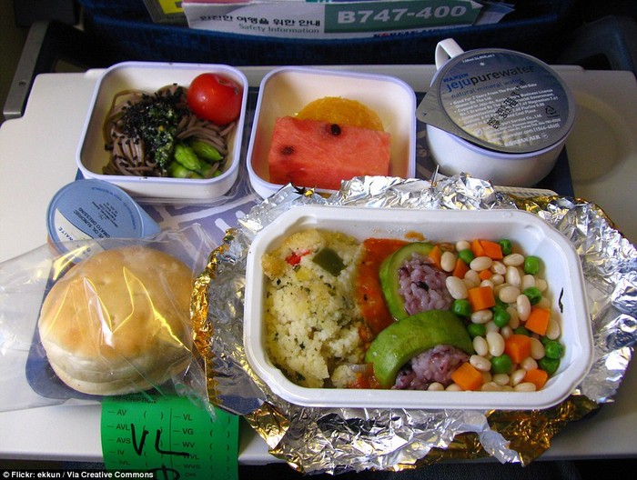 Các hành khách ăn chay chắc chắn sẽ hài lòng với bữa ăn thuần chay được phục vụ trên máy bay của hãng hàng không Hàn Quốc Korean Air với các món khá đơn giản như rau nhồi cơm, trái cây, salad rau muối và bánh mì.