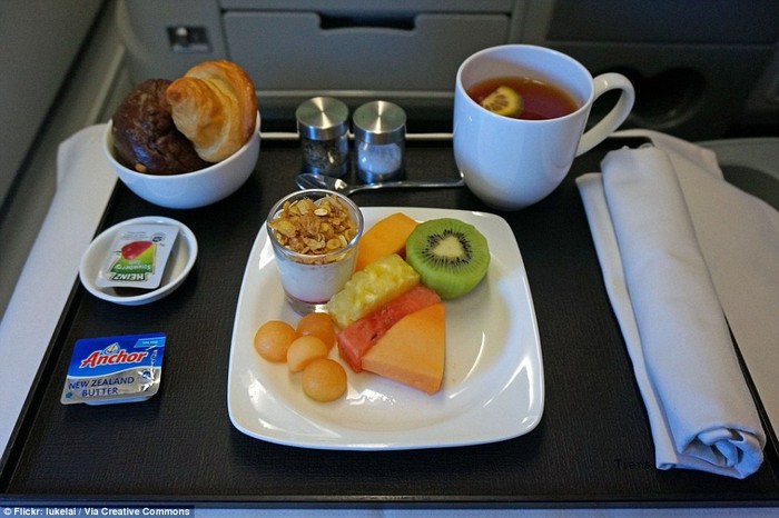 Một bữa ăn nhẹ của hãng TransAsia Airways, Đài Loan bao gồm: hai chiếc bánh nhỏ, một đĩa trái cây kiwi, dưa vàng,dứa, dưa hấu và sữa chua.