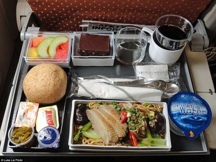 Bữa ăn chính được phục vụ bởi hãng hàng không Singapore Airlines, Singapore với món mì xào nấm, rau quả cùng thịt gà nướng, salad cùng trái cây, bánh mì và một mẩu bánh sô cô la.