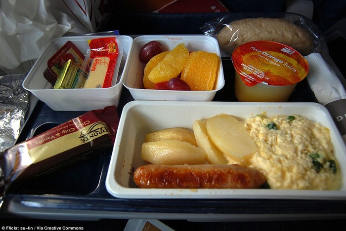 Bữa sáng của hãng Delta Airlines, Mỹ cho một chuyến bay từ London tới New York gồm: trứng, xúc xích, salad trái cây và nước cam.Bữa sáng của hãng Delta Airlines, Mỹ cho một chuyến bay từ London tới New York gồm: trứng, xúc xích, salad trái cây và nước cam.