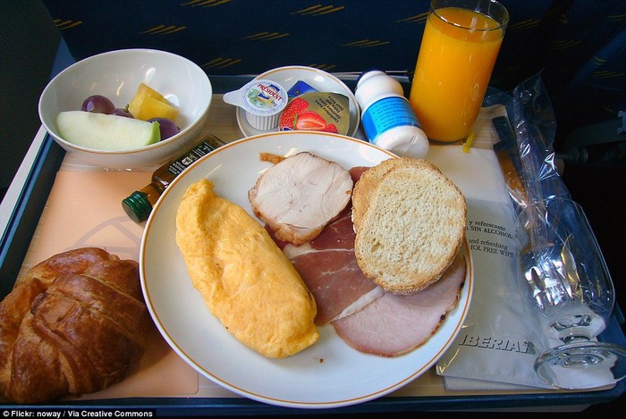 Bữa ăn của hãng Iberia Airlines, Tây Ban Nha phục vụ hành khách là bánh mì nướng, thịt lợn hun khói, trứng tráng và trái cây.