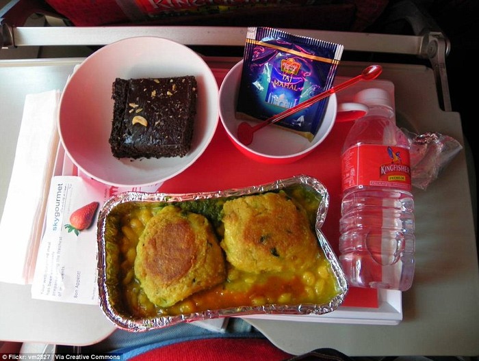 Bữa ăn với thức ăn đường phố, chả Ragda làm từ khoai tây và bột đậu xanh trên chuyến bay từ Delhi đến Bombay của hãng Kingfisher Airlines của Ấn Độ.