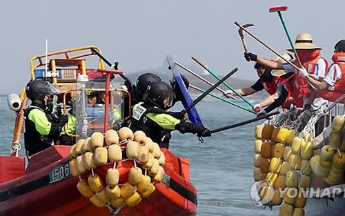 Ngư dân TQ chống cự lực lượng bảo vệ bờ biển Hàn Quốc bằng gậy gộc, vũ khí