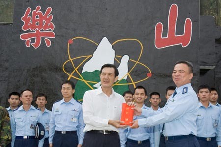 Nhà lãnh đạo Đài Loan Mã Anh Cửu trong một lần đến thăm trạm ra đa chiến lược của đảo này
