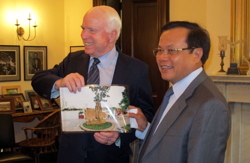 Trong chuyến thăm Hoa Kỳ vào tháng 7/2014: Bí thư Thành ủy Hà Nội - ông Phạm Quang Nghị đã trao tặng Thượng nghị sĩ John McCain bức ảnh chụp bia chứng tích bên hồ Trúc Bạch (ảnh VNN)