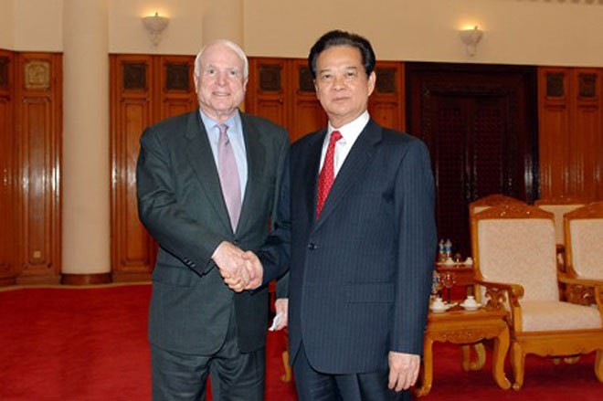 Thượng nghị sĩ John McCain và Thủ tướng Việt Nam Nguyễn Tấn Dũng