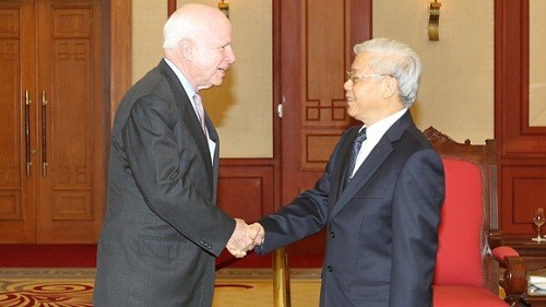 Thượng nghị sĩ John McCain và Tổng bí thư ĐCSVN Nguyễn Phú Trọng