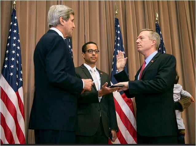 Ông Ted Osius nhận nhiệm vụ từ Ngoại trưởng Mỹ John Kerry