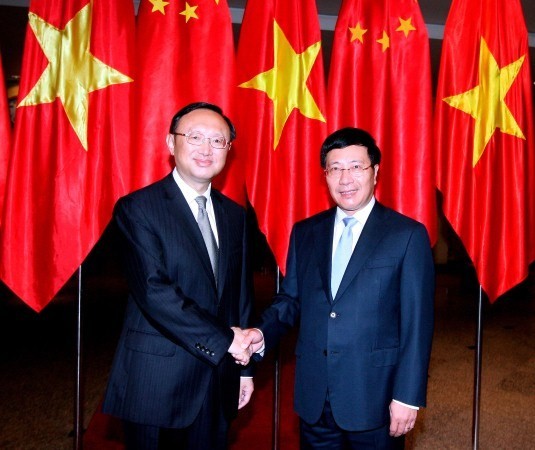 Phó Thủ tướng - Bộ trưởng Bộ Ngoại giao Phạm Bình Minh đón Ủy viên Quốc vụ viện Trung Quốc Dương Khiết Trì tại Hà Nội ngày 27/10/2014 Ảnh minh họa: TTXVN