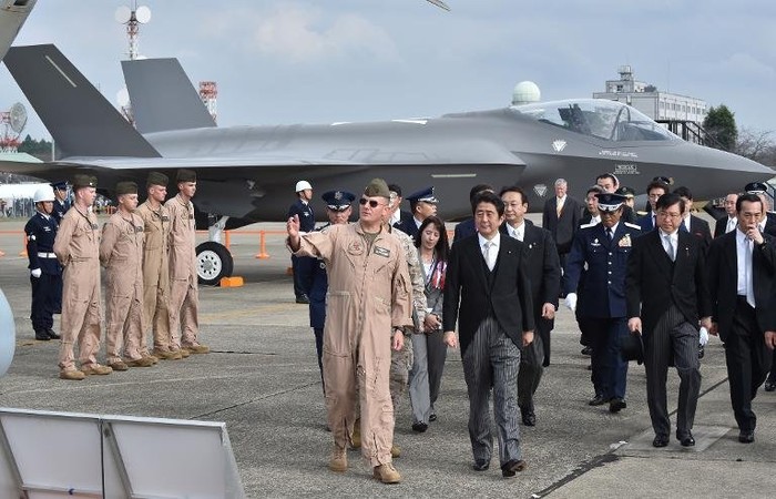 Thủ tướng Nhật Bản Shinzo Abe đi kiểm tra máy bay F35A do Mỹ sản xuất