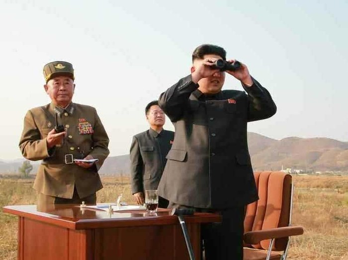 Ông Kim Jong Un đang quan sát máy bay tập trận