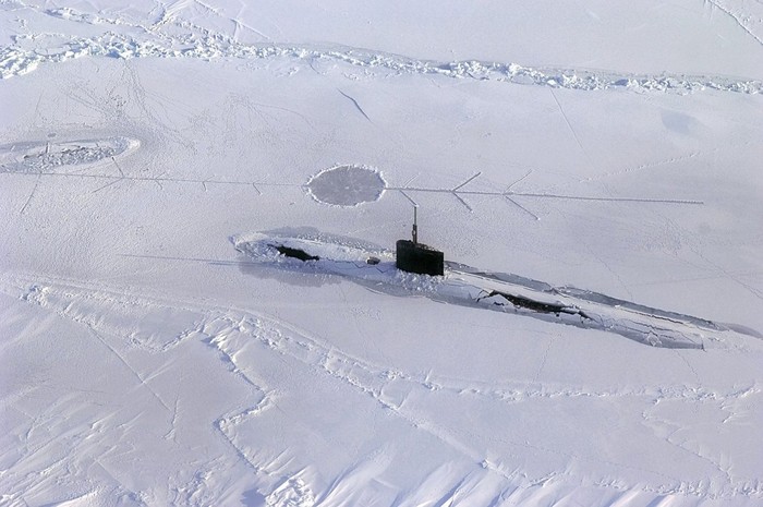 Tàu ngầm hạt nhân đôi lúc cũng phải làm nghiệm vụ của tàu phá băng để có thể nổi lên ở Bắc Băng Dương