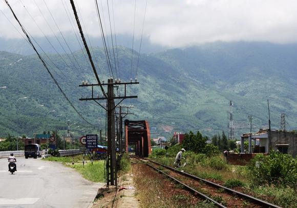Đèo Hải Vân, một trong những địa điểm được lên kế hoạch để xây dựng tuyến đường sắt cao tốc ở Việt Nam (ảnh Nikkei Asian Review)