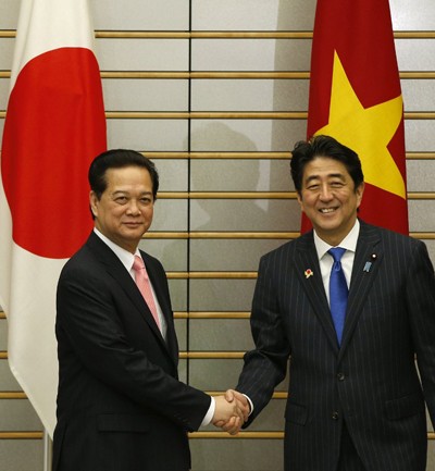 Thủ tướng Nguyễn Tấn Dũng bắt tay với Thủ tướng Nhật Bản Shinzo Abe trước cuộc hội đàm tại Tokyo tháng 12/2013 (ảnh minh họa)
