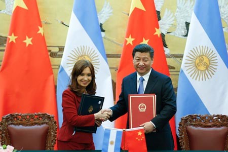 Tổng thống Argentina Cristina Kirchner và lãnh đạo TQ trong cuộc gặp gỡ vào ngày 4/2/2015