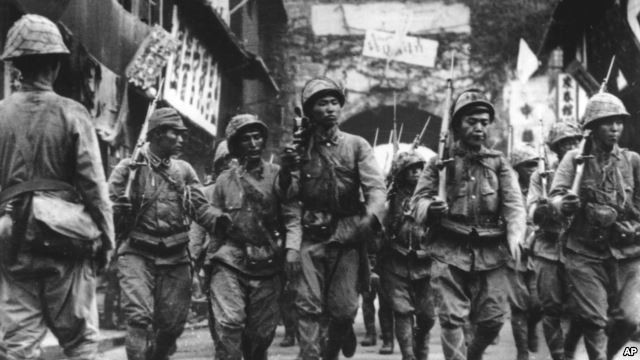 Binh sĩ Nhật Bản, với súng trên vai, đi trong thành phố cảng Ninh Ba trong vùng đông nam Trung Quốc, ngày 14 tháng 5 năm 1941 (ảnh VOA)